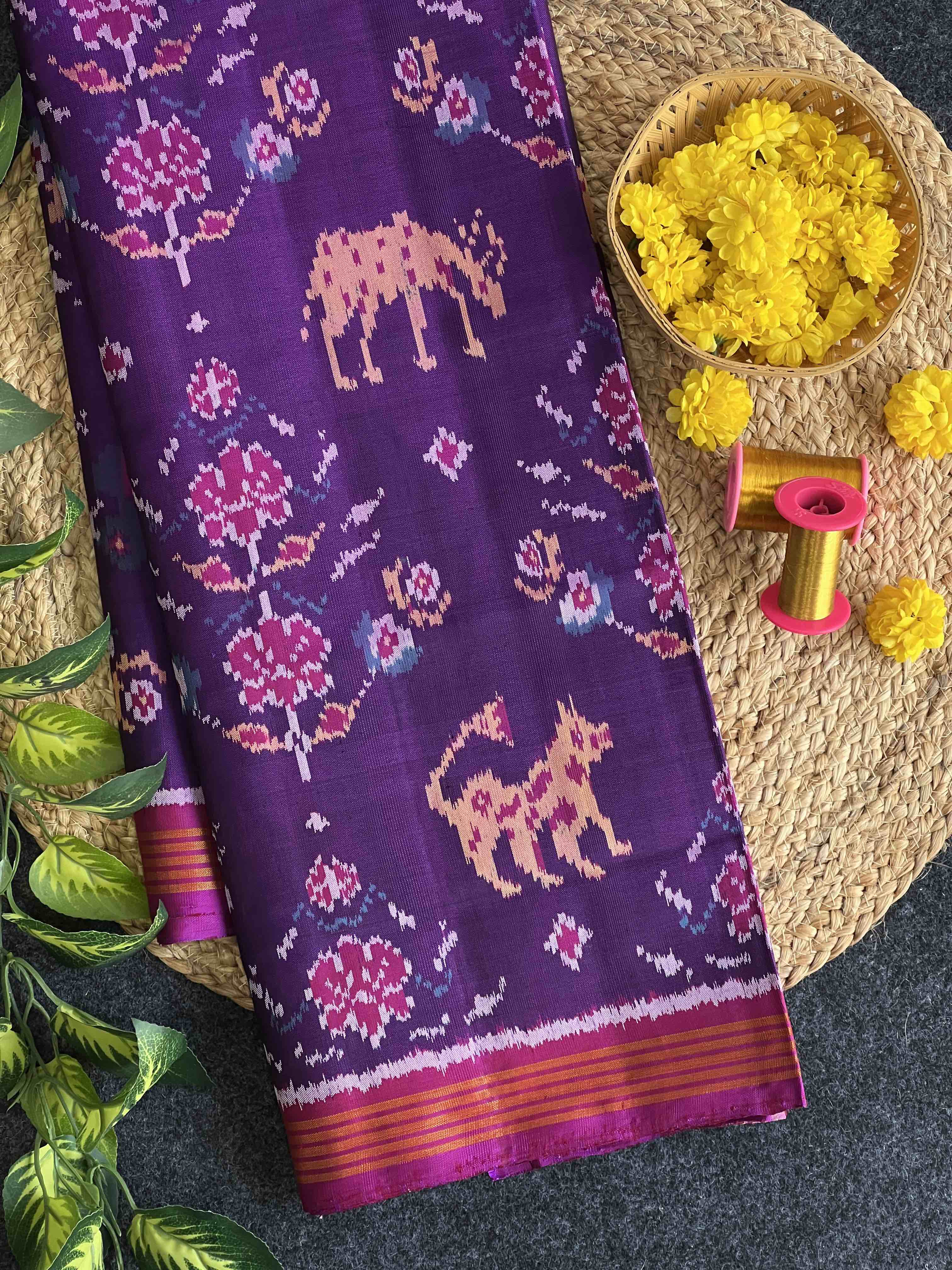 Motifs Design Handwoven Patola Silk Saree Main image
