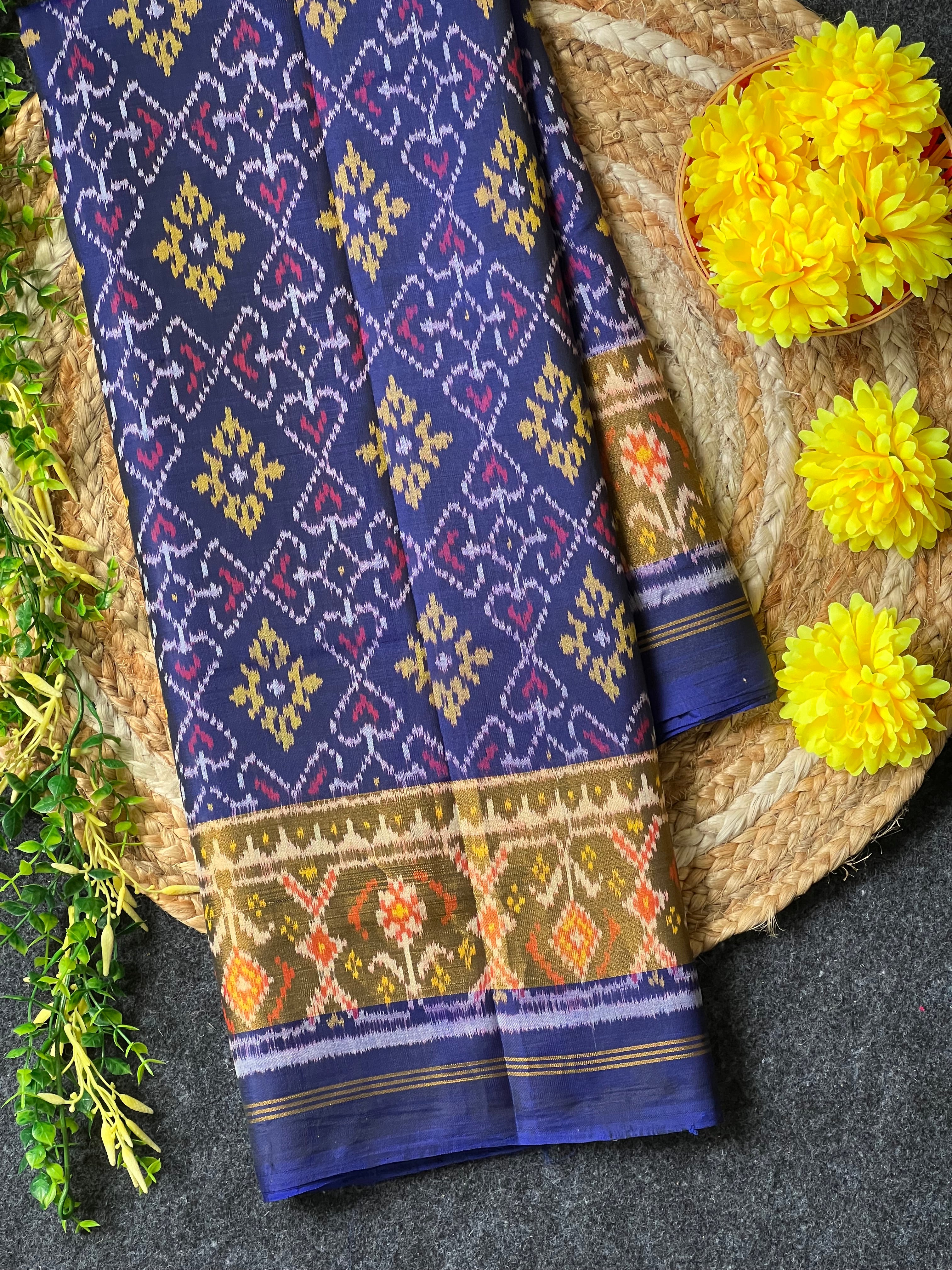 Pan-Chanda Tradition Design Handwoven Patola Silk Saree Main image