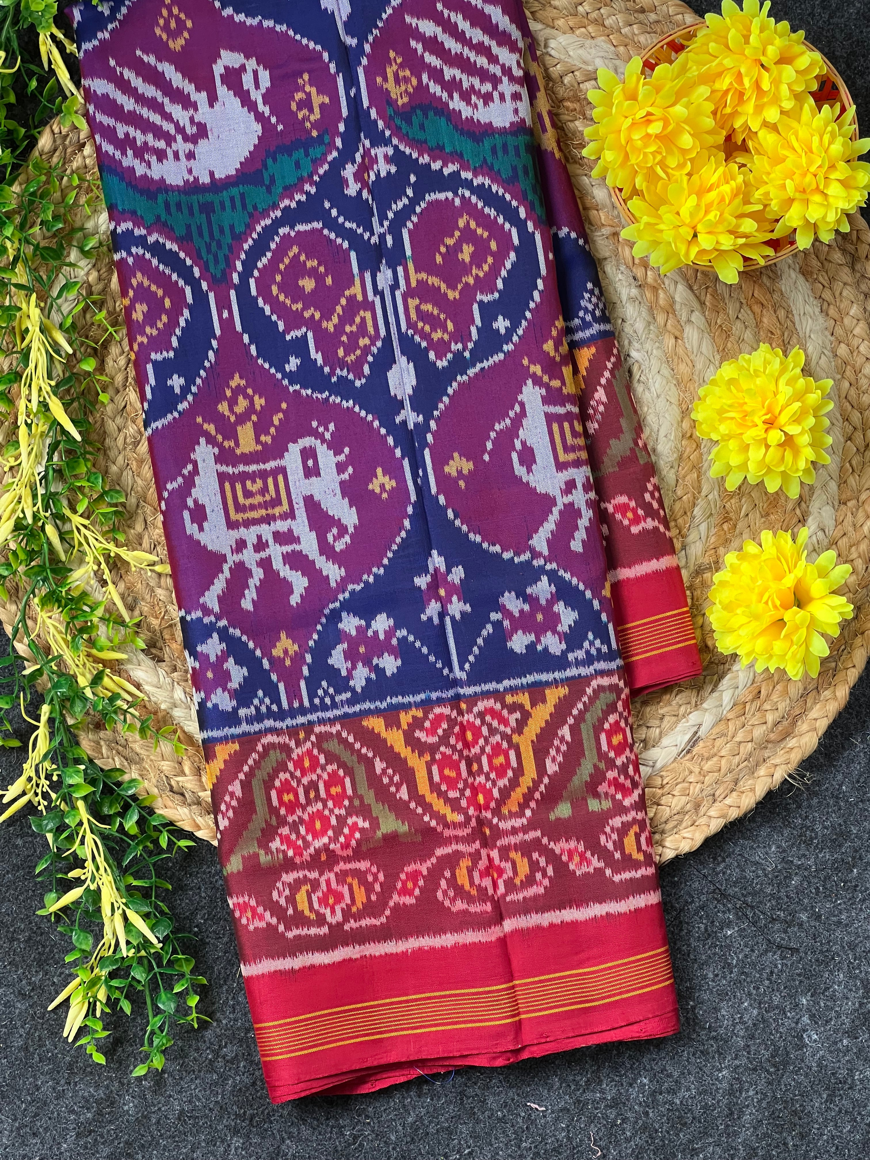 Motif Design Handwoven Patola Silk Saree Main image