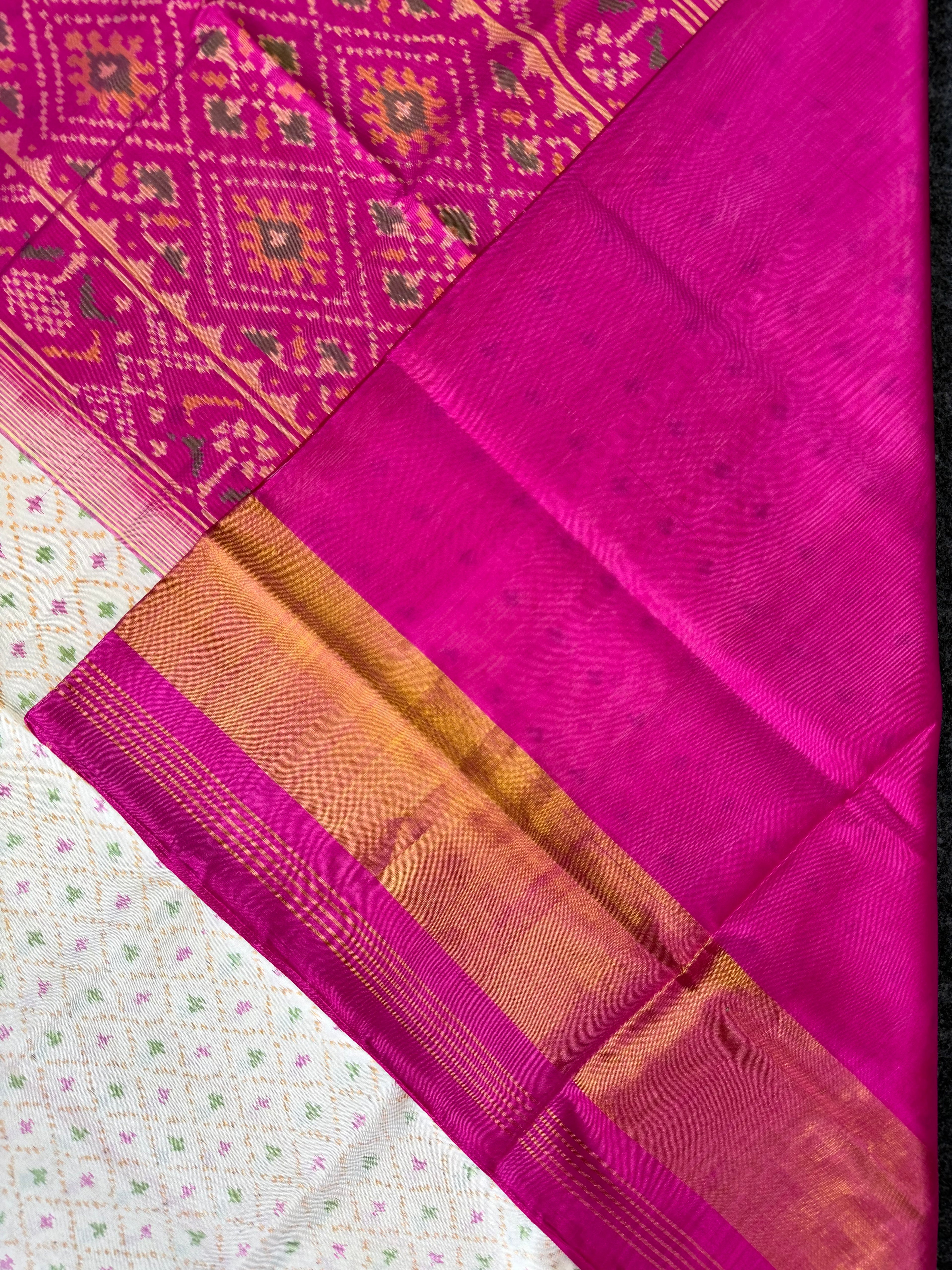 Daliyabhat White Traditional Design Handwoven Patola Silk Saree