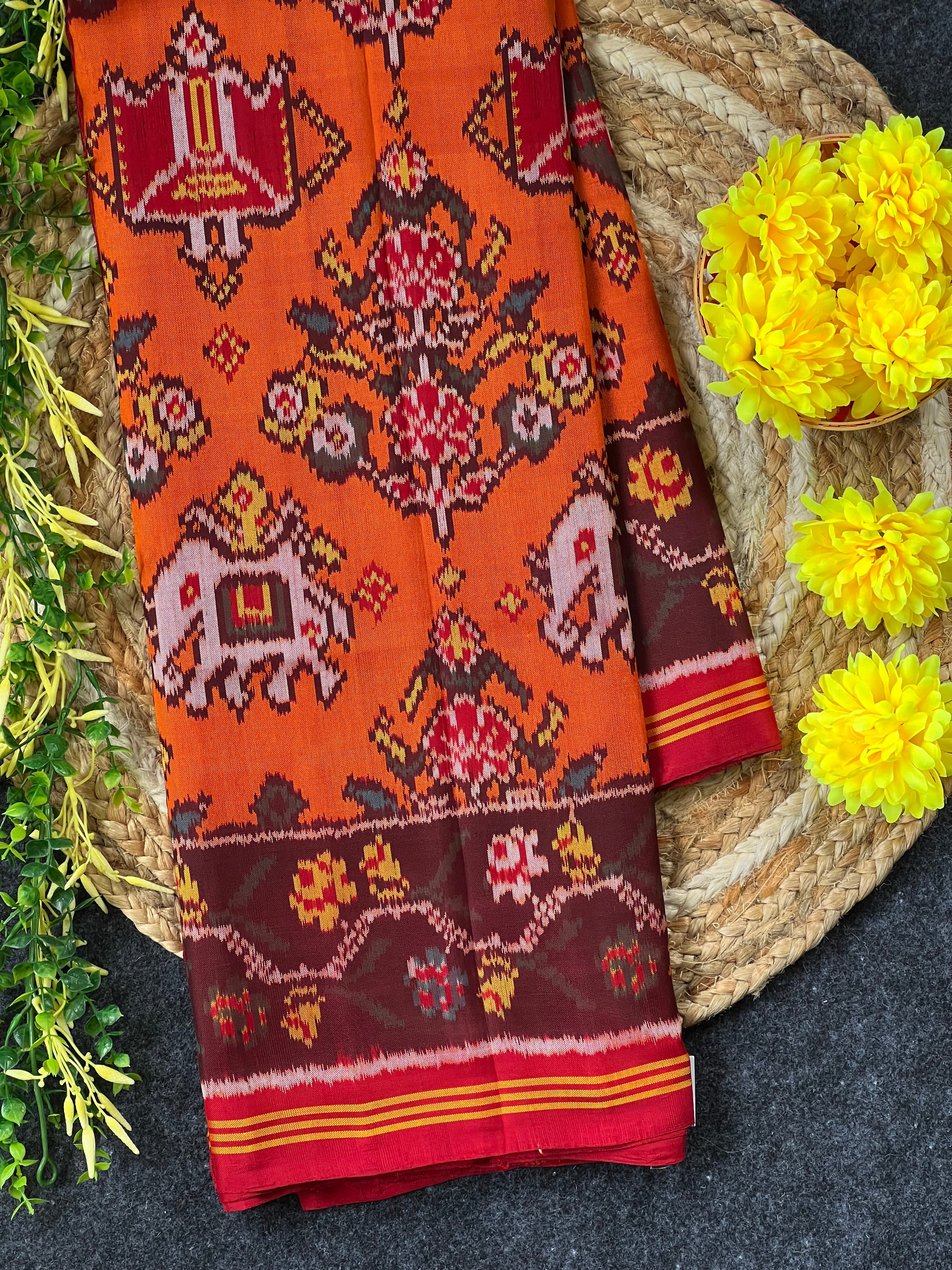 Motifs Traditional Design Handwoven Patola Silk Saree Main image