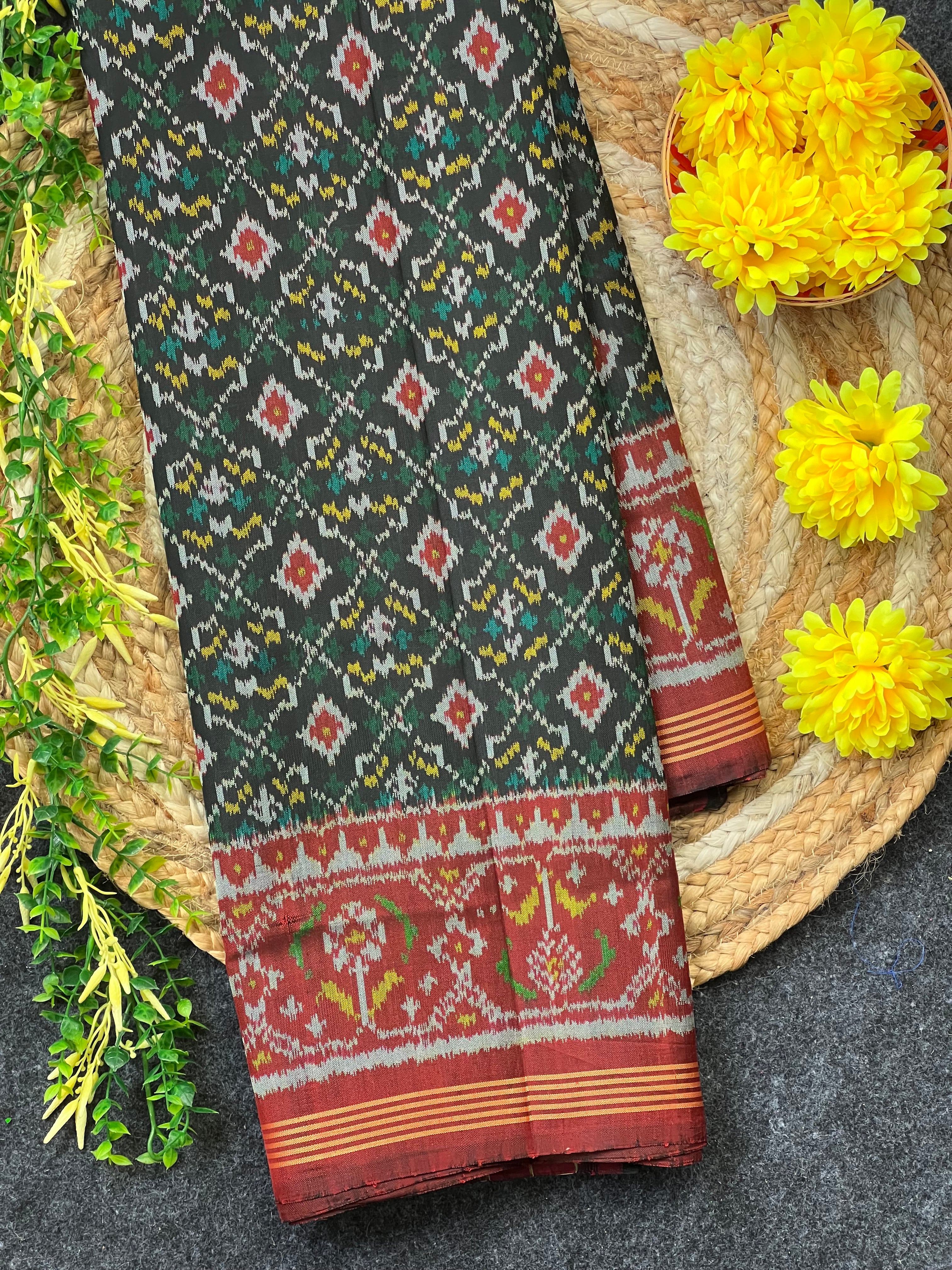 ButtonFul Traditional Design Handwoven Patola Silk Saree Main image