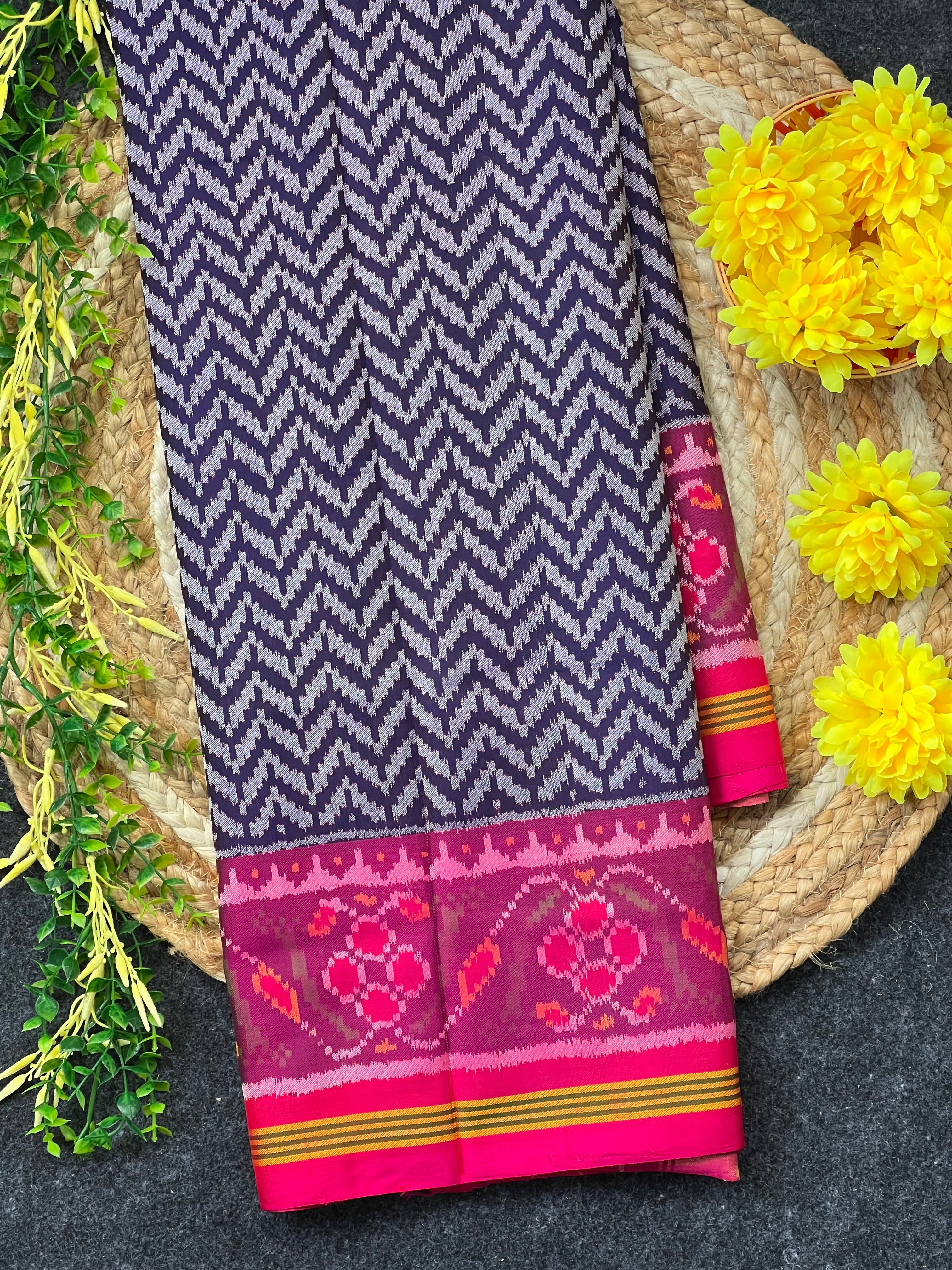 Laheriya Design Handwoven Patola Silk Saree Main image
