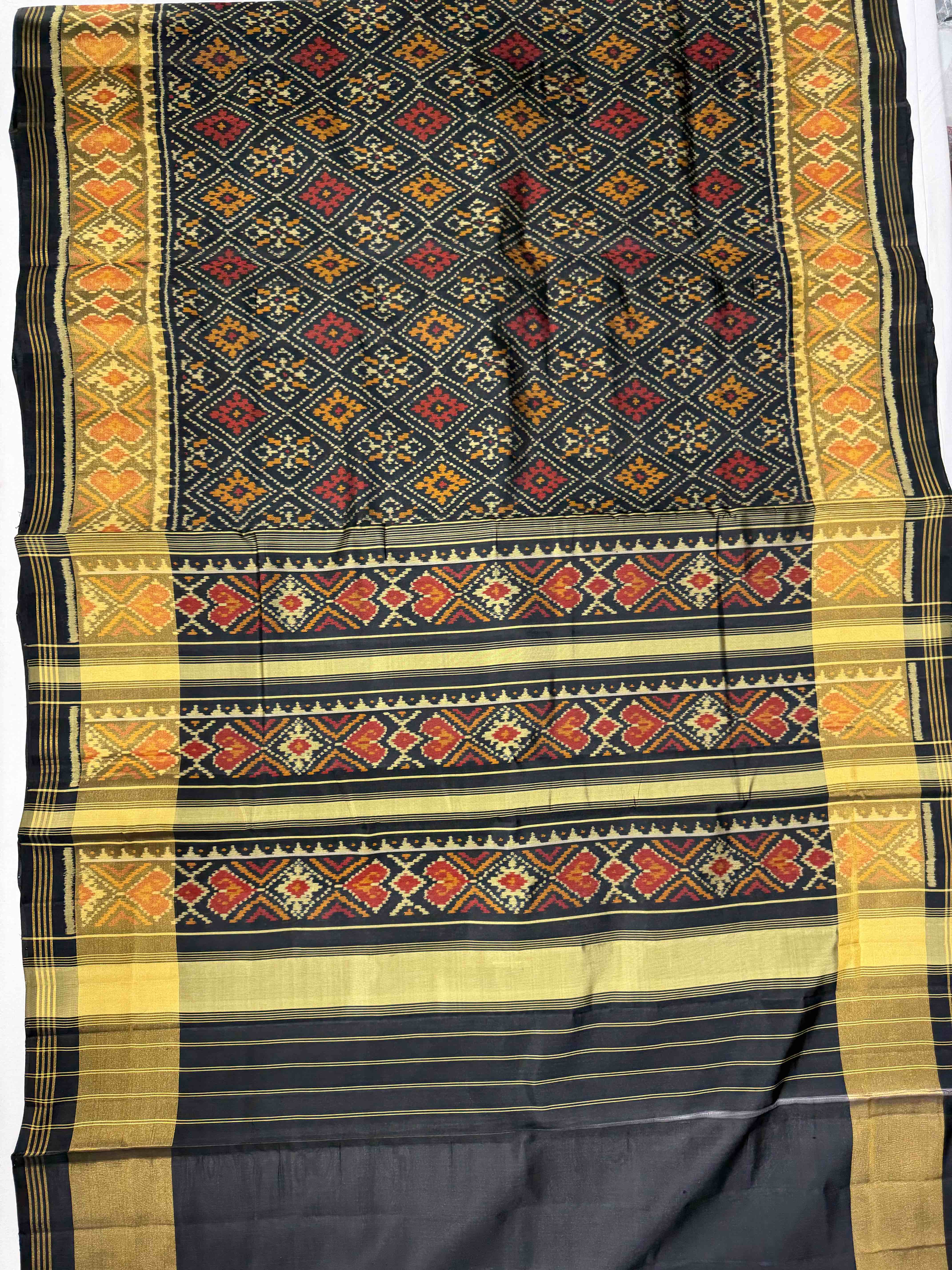 Pan-Chanda Design Handwoven Patola Silk Saree Secondary image