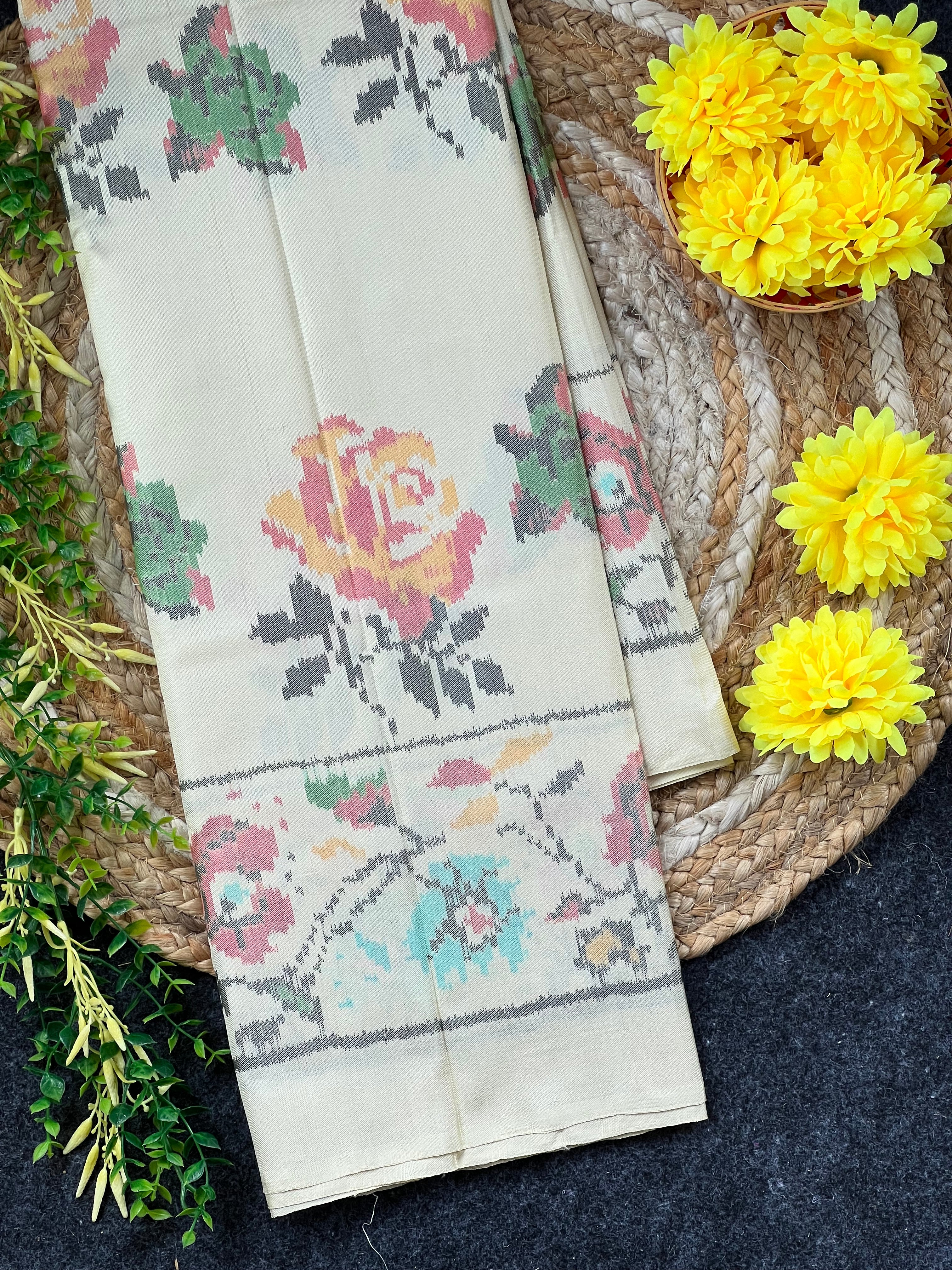 Rose Design Exclusive Handwoven Patola Silk Saree Main image