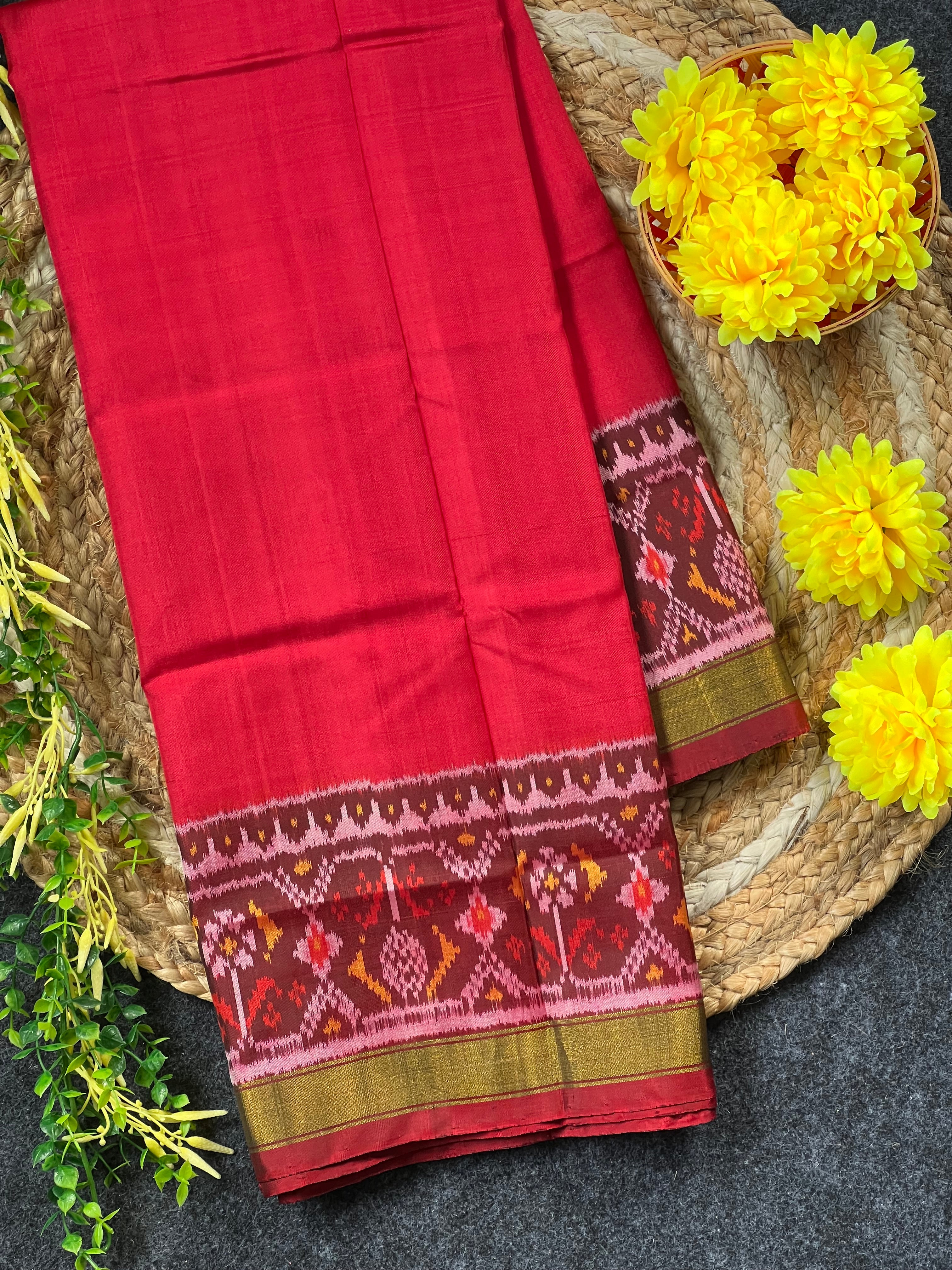 Plain Gala Border With Designer Blouse Handwoven Patola Silk Saree Main image