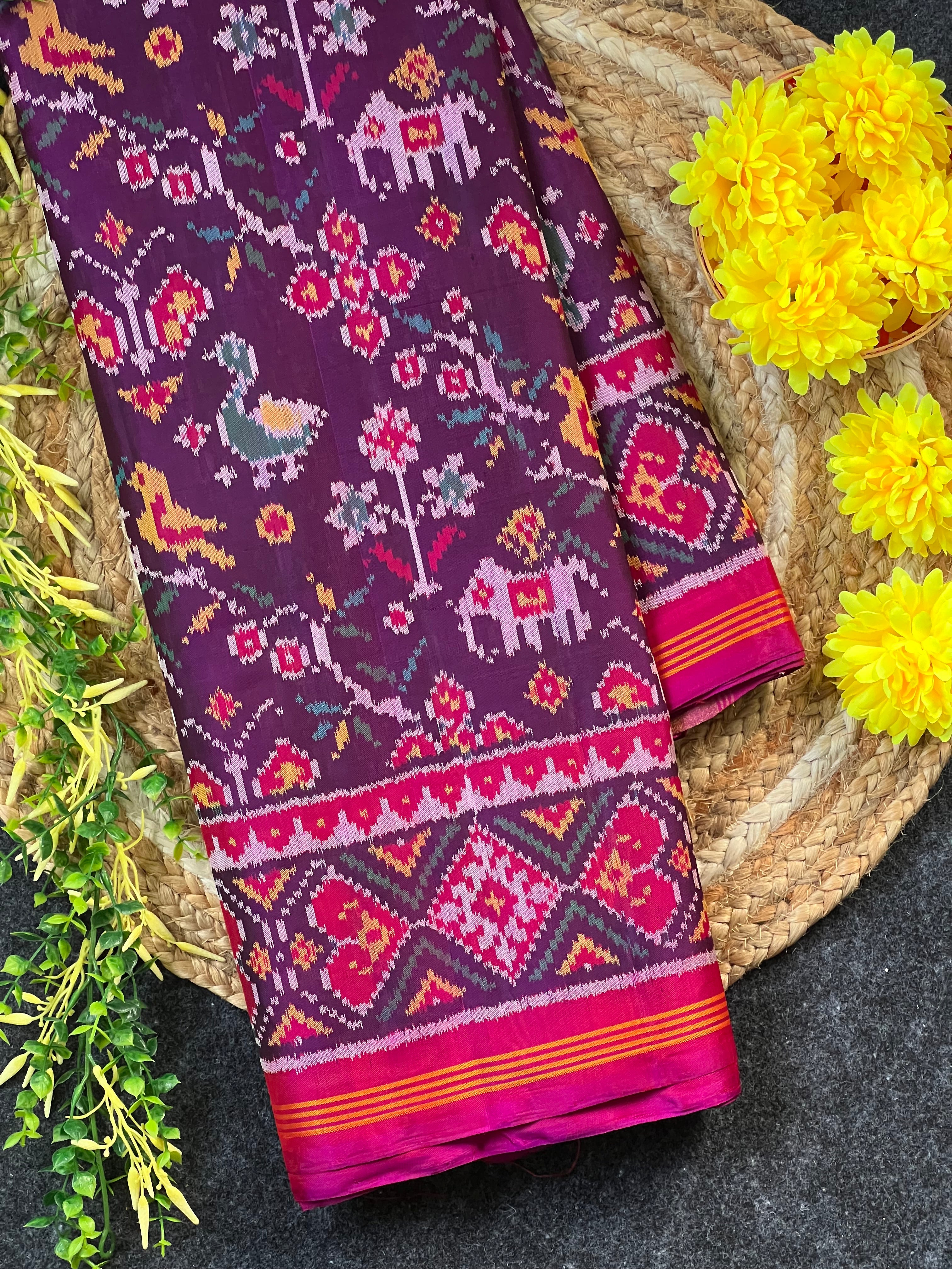 Laheriya Type Motif Design Handwoven Patola Silk Saree Main image