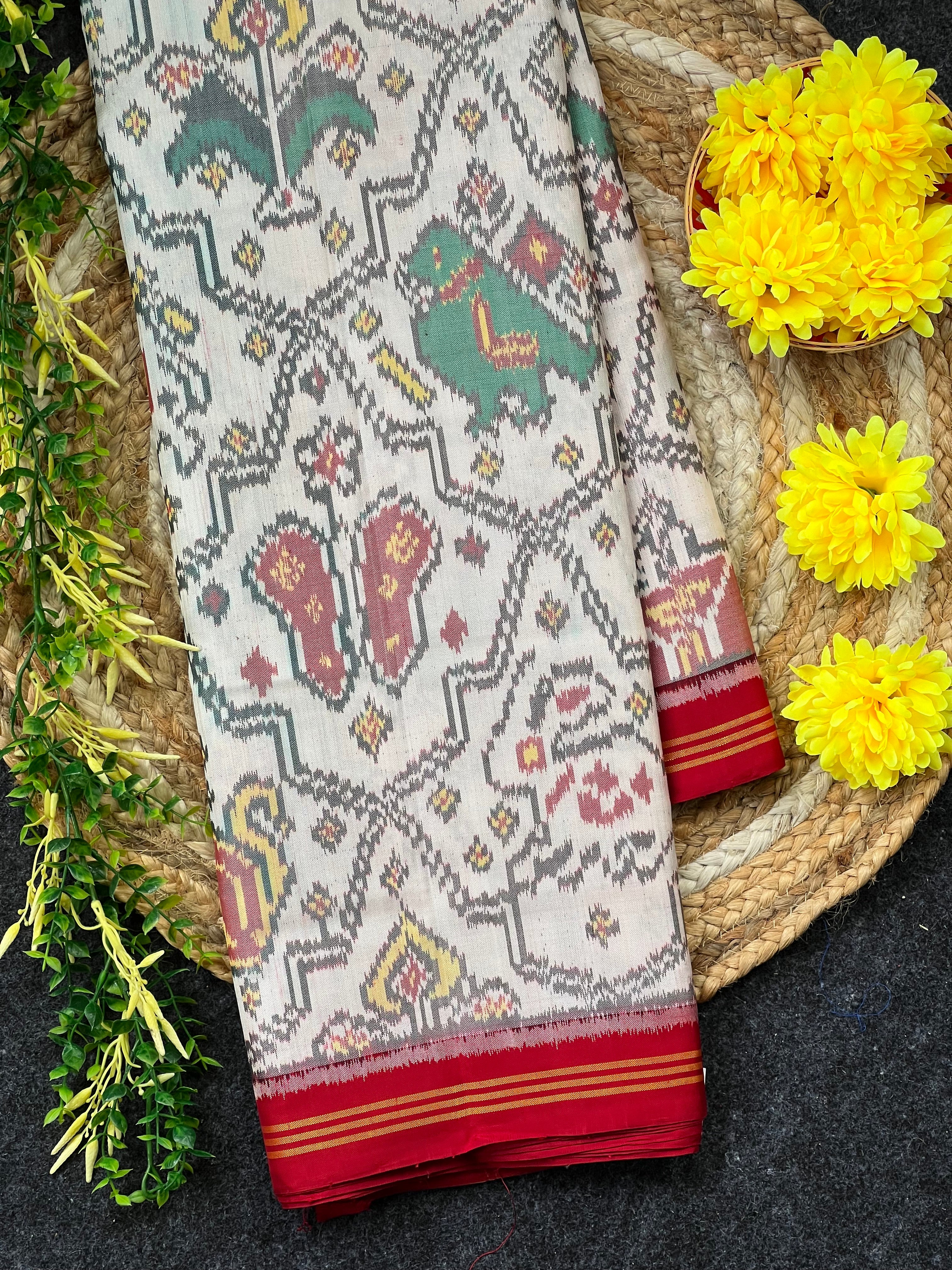 Motif Traditional Design Handwoven Patola Silk Saree Main image