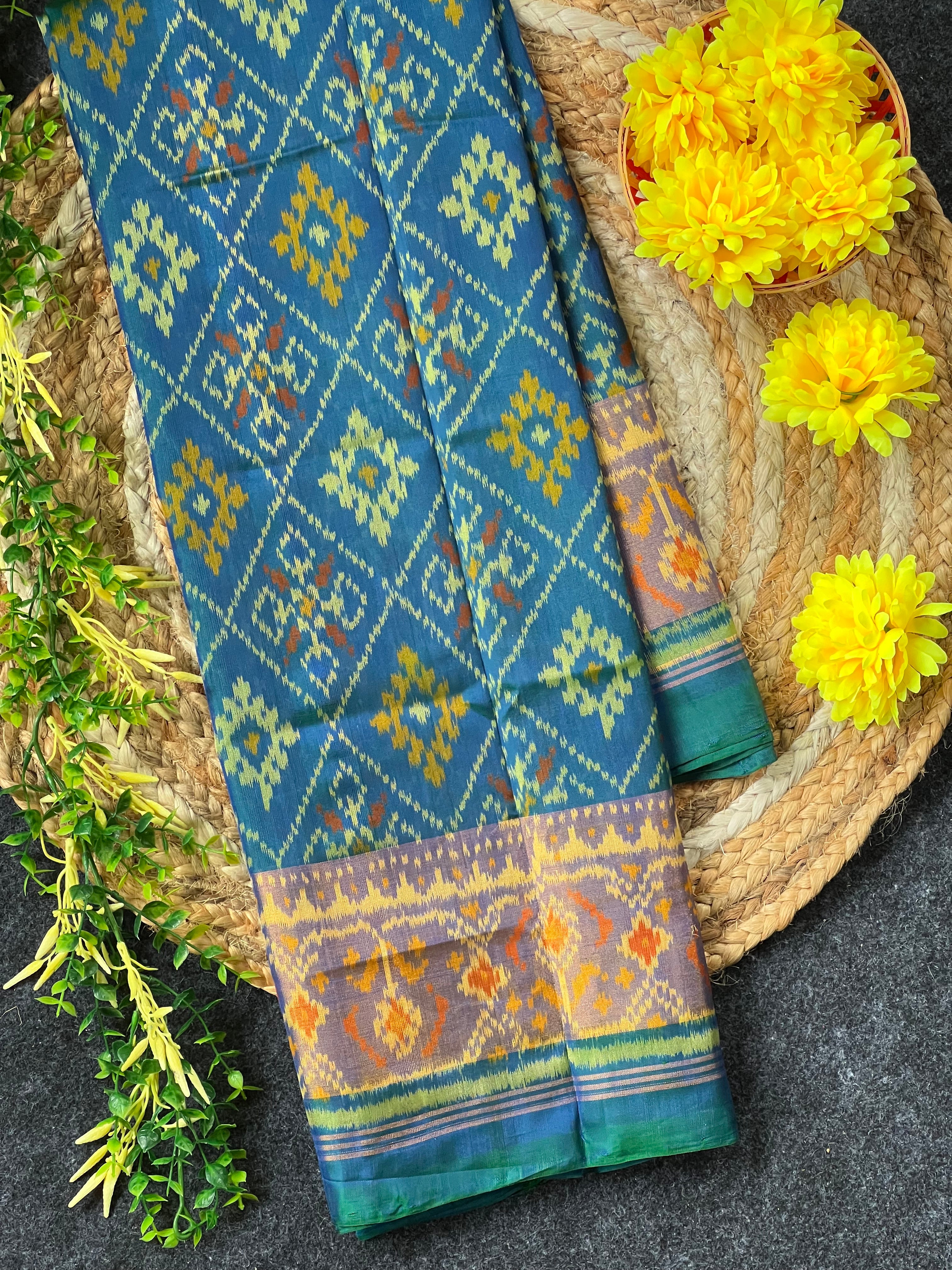 Pan Chanda Traditional Design Handwoven Patola Silk Saree Main image