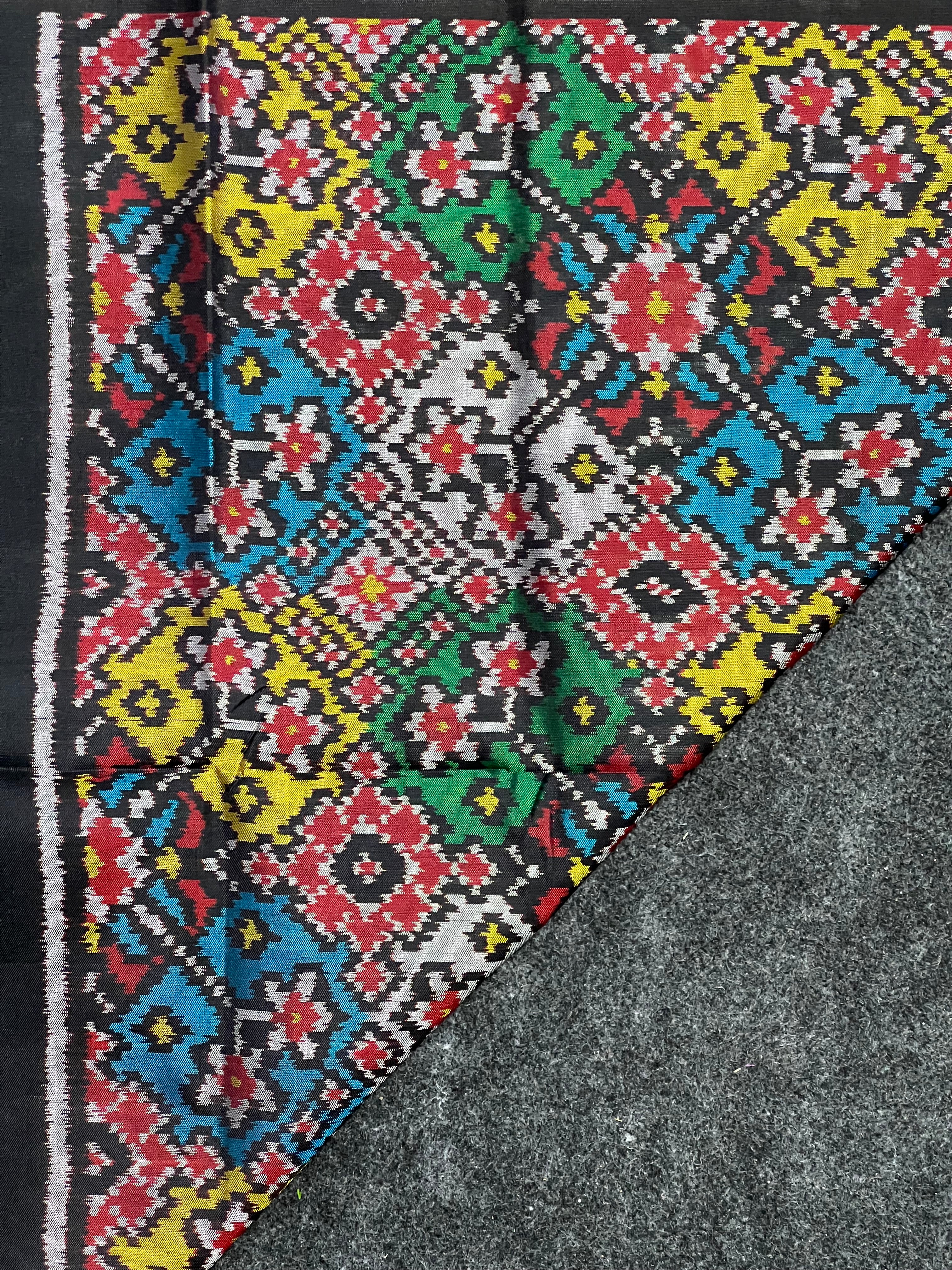 Pista Plain Gala Border With Designer Blouse  Handwoven Patola Silk Saree
